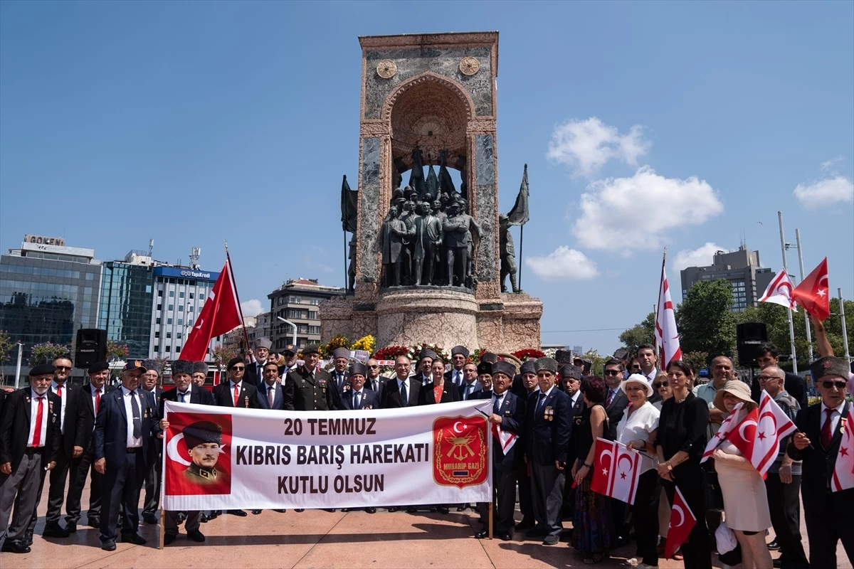 KKTC İstanbul Başkonsolosluğu, Kıbrıs Barış Harekatı’nın 50. yıl dönümünde Taksim Cumhuriyet Anıtı’na çelenk sundu