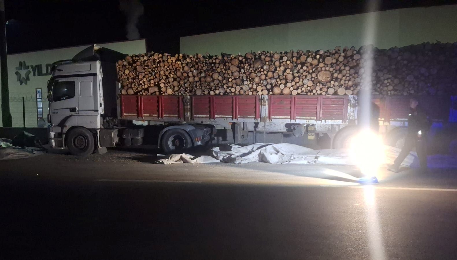 Brandayı toplayan TIR sürücüsüne otomobil çarptı