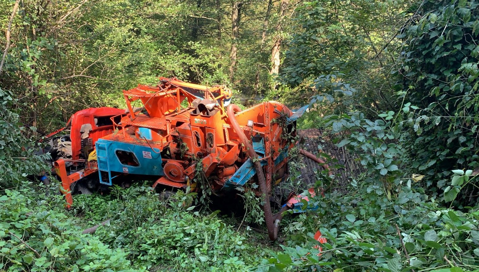 Giresun’da kamyon uçuruma yuvarlandı, sürücü öldü
