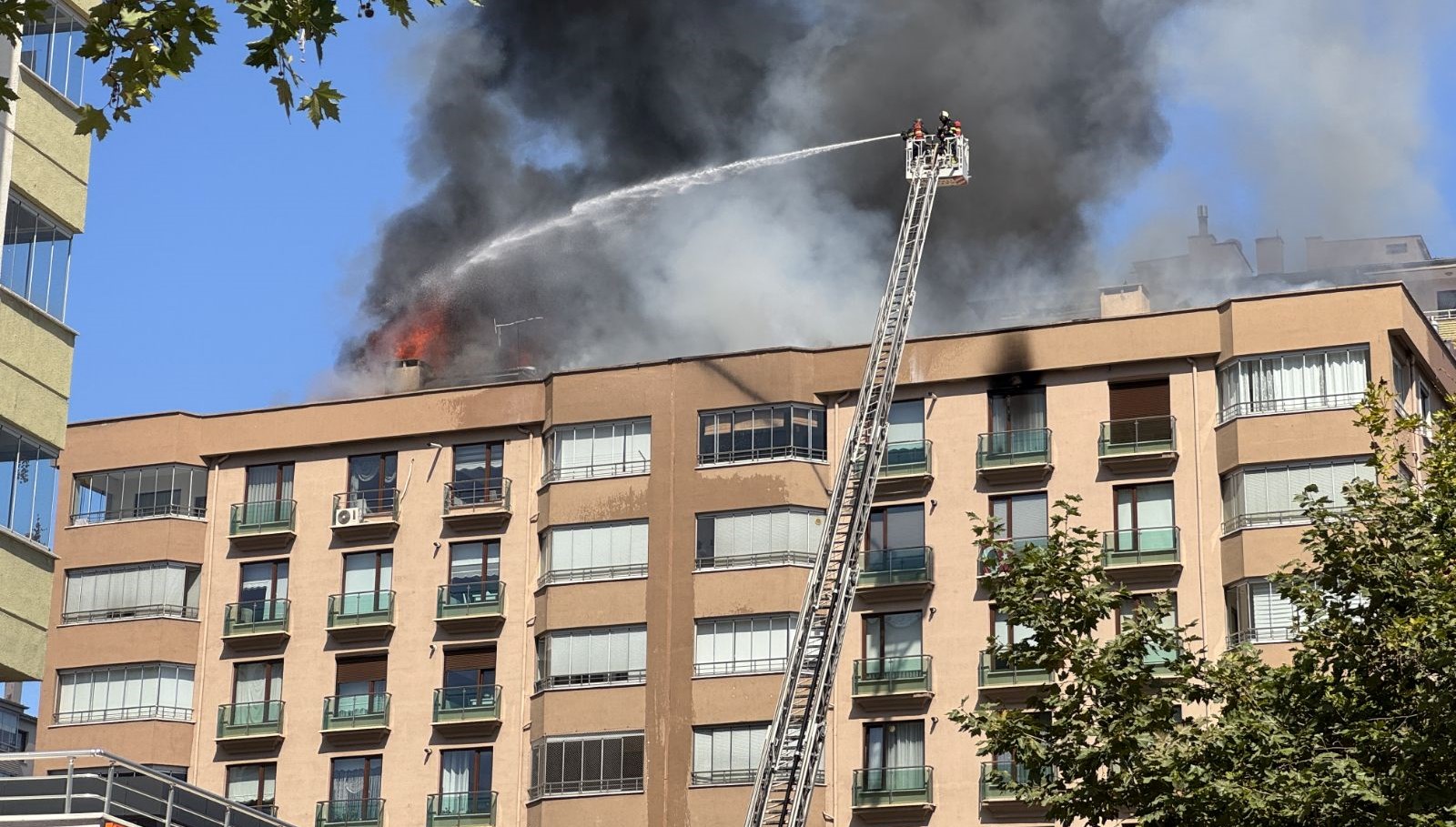 kayseride 8 katli binada yangin mudahale suruyor A7WWZCd4