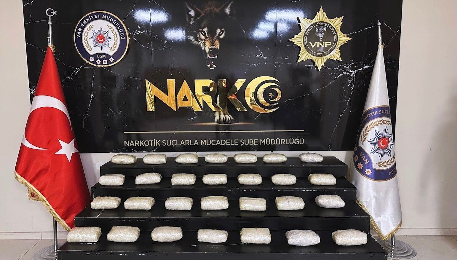 vanda uyusturucu operasyonu kilolarcametamfetamin ele gecirildi JCpF44TG