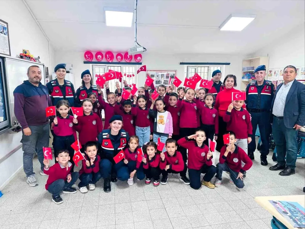 Jandarma, Cumhuriyet’in 102. Yılı İçin Öğrencilere Eğitim Verdi