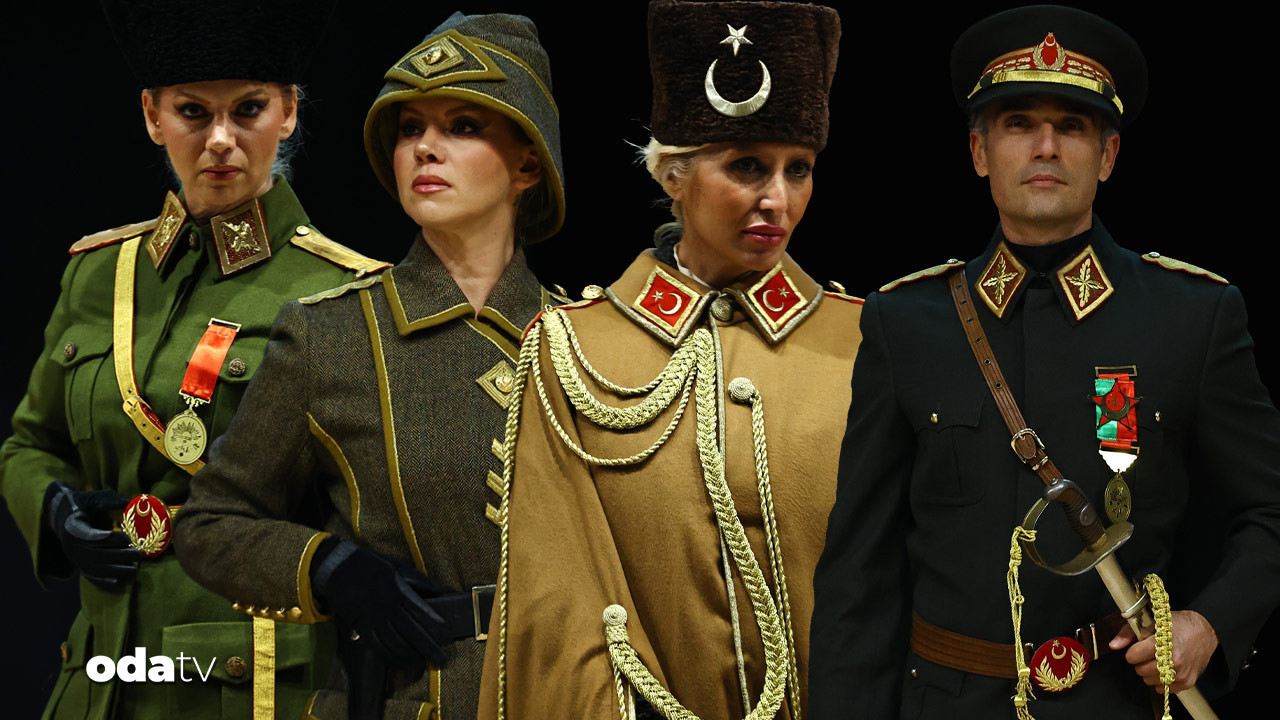 Atatürk’ün kıyafetleri sahnede