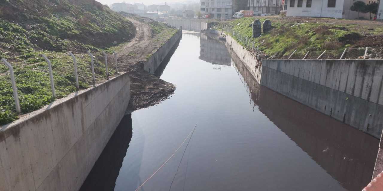 Haramidere’de şaşkınlık veren görüntü: Rengi kırmızıya döndü