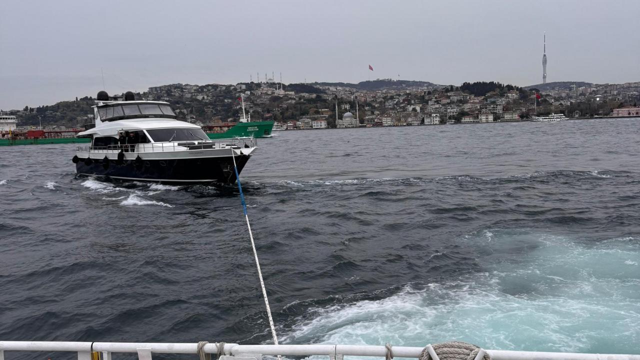 İstanbul Boğazı’nda sürüklenen tekne kurtarıldı