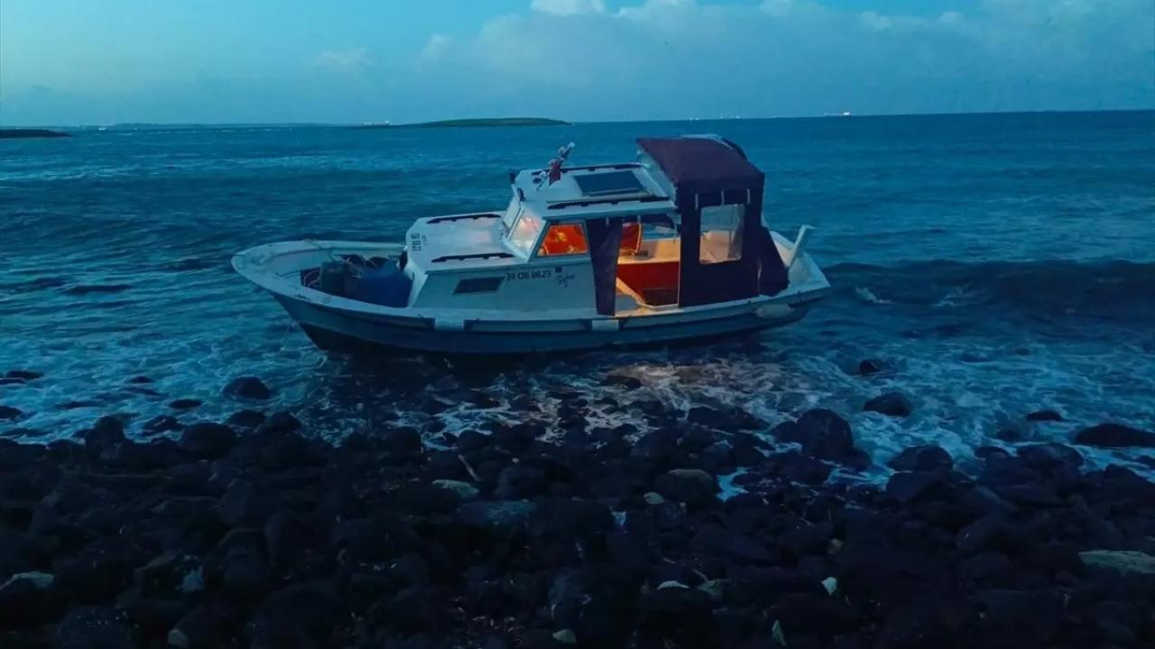 Karaya oturan teknedeki 2 kişi kurtarıldı