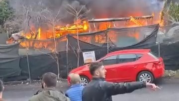Sarıyer’de iş yeri yangını. Dumanlar Anadolu Yakası’ndan görülüyor
