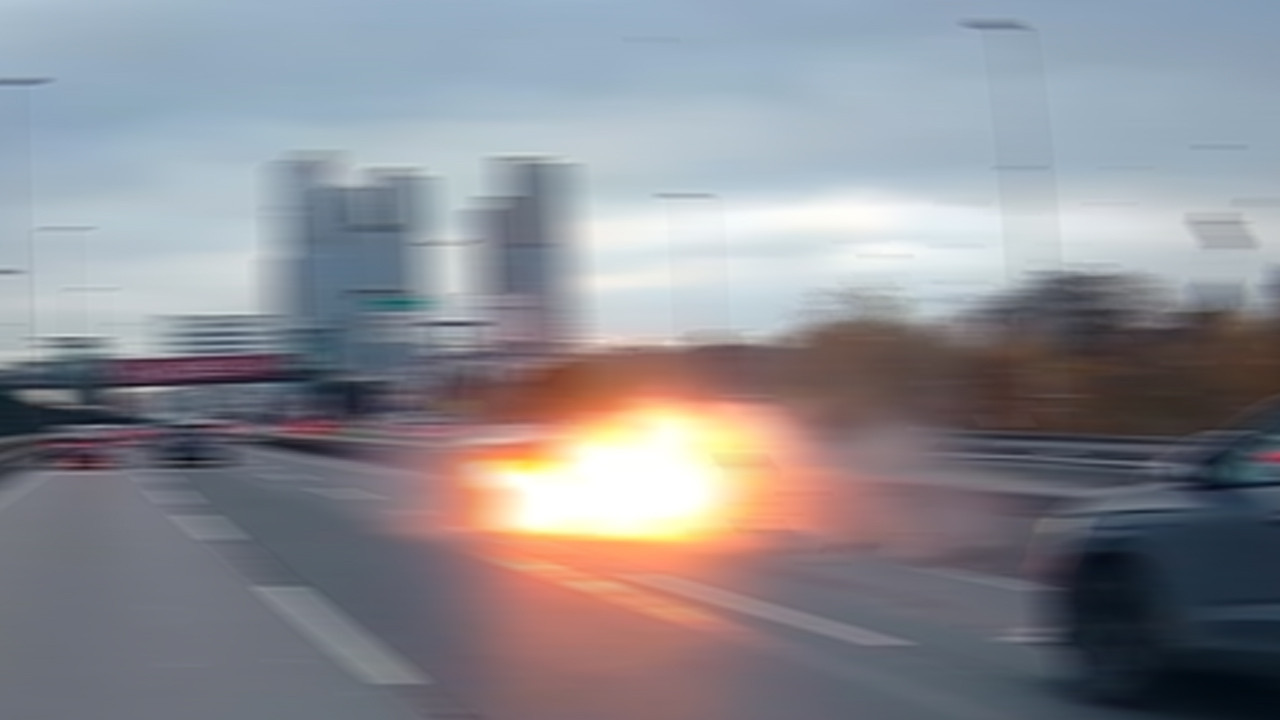 İstanbul'da büyük panik! Seyir halindeyken alev aldı